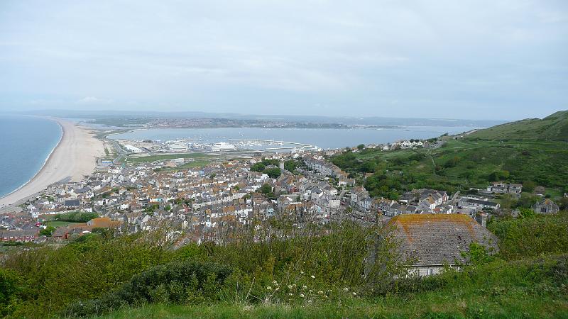 P1000327- Vue depuis Portland island reliee a Weymouth par un cordon naturel en galets.JPG - Vue depuis Portland island reliée a Weymouth par un cordon naturel en galets